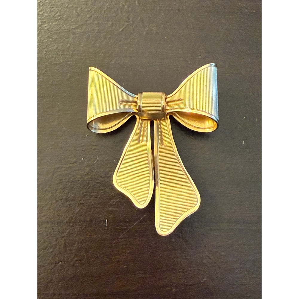 Avon Gold Tone Textured Ribbon Bow Brooch Pin Vintage 1980 Retro Coquette